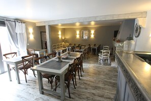 Desayuno continental (EUR 11.00 por persona) 