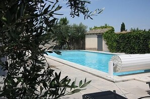 Alberca al aire libre por temporada y camastros 