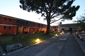 Front of property - evening/night - Hotel Van Gogh (St.-Rémy-de-Provence)