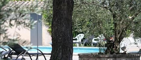 Piscina stagionale all'aperto, lettini