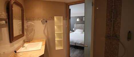 Suite, Ensuite (Mini) | Bathroom | Free toiletries, hair dryer