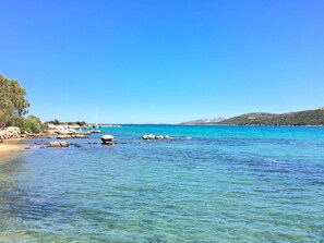 På stranden, liggestole, parasoller, snorkling