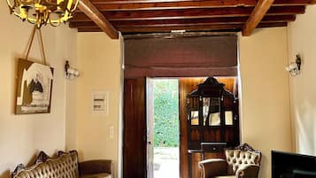 Mansion Cottage - Split Level with Patio | 浴室 | 免費梳洗用品、風筒、拖鞋、提供毛巾