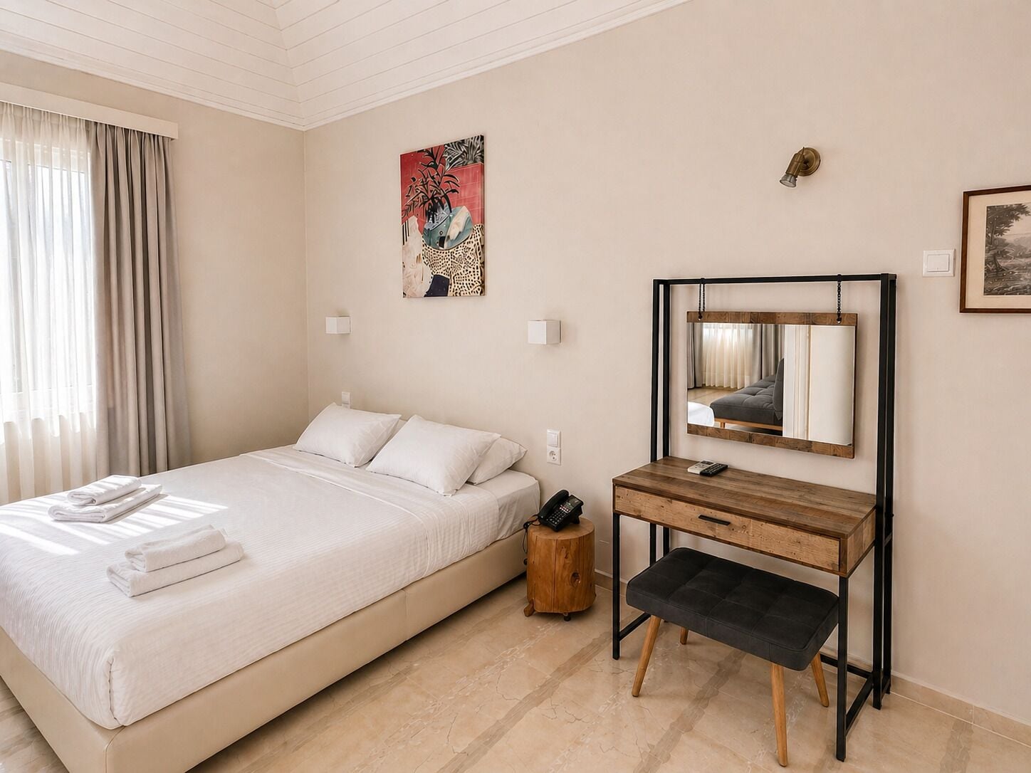 Estudio, vista al jardín | Ropa de cama de alta calidad y caja de seguridad en la habitación 