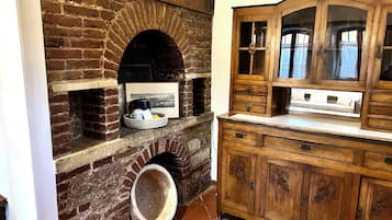 Mansion Cottage with Patio | 客厅 | 32-英寸纯平电视 (配备数码频道)、电视