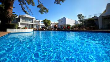 Piscine extérieure, parasols de plage, chaises longues