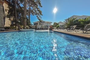 Outdoor pool, pool umbrellas, sun loungers - The Loriet (Lesvos)