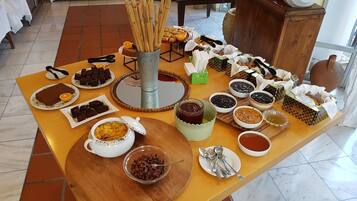Una mesa de bufé con diversos alimentos y utensilios.