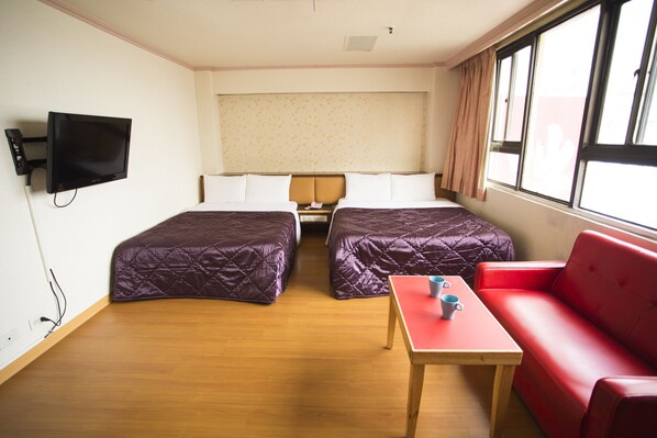 Habitación cuádruple estándar | Cortinas blackout y wifi gratis 