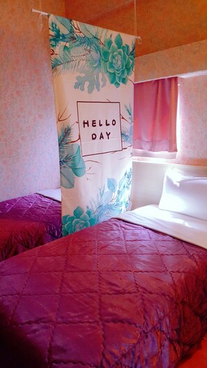 Regadera tipo lluvia, amenidades de baño gratuitas, secadora de cabello 