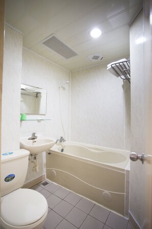Rainfall showerhead, free toiletries, hair dryer, slippers - Rui Gu Hotel (Kaohsiung)