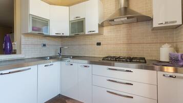 Luxury Apartment, 1 Bedroom, Accessible, Ensuite | Private kitchen | Full-sized fridge, microwave, oven, stovetop