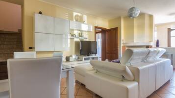 Luxury-Apartment, 1 Schlafzimmer, barrierefrei, mit Bad | Wohnzimmer | 40-Zoll-Flachbildfernseher mit Kabelempfang, Fernseher