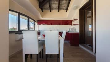 Comfort-Apartment, 2 Schlafzimmer, eigenes Bad, Turm | Essbereich im Zimmer