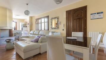 Luxury Apartment, 1 Bedroom, Accessible, Ensuite | In-room dining