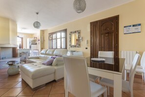 Appartement Luxe, 1 chambre, accessible aux personnes à mobilité réduite, salle de bains attenante | Restauration dans la chambre