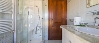 ANAELEHOUSEAPARTMENTS L.T.B.