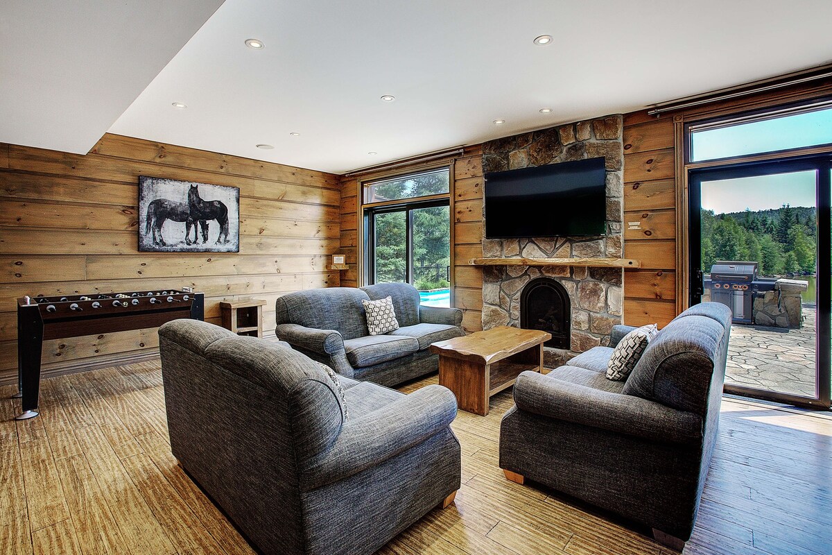 L'Inukshuk - Chalet 6 chambres | Oppholdsområde | Flatskjerm-TV, peis og DVD-spiller