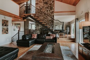 Chalet, 5 slaapkamers (Executive) | Woonruimte | Flatscreentelevisie, een open haard en een dvd-speler