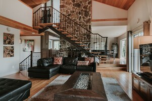 L'Exécutive - Chalet 5 chambres | Living area | Flat-screen TV, fireplace, DVD player