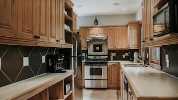 Refrigerador con freezer, microondas, horno, placa de cocina