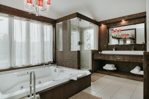 L'Exécutive - Chalet 5 chambres | Phòng tắm | Bồn tắm thủy lực, máy sấy tóc, khăn tắm, dầu gội 