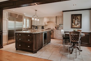 L'Exécutive - Chalet 5 chambres | Private kitchen | Full-sized fridge, microwave, oven, stovetop