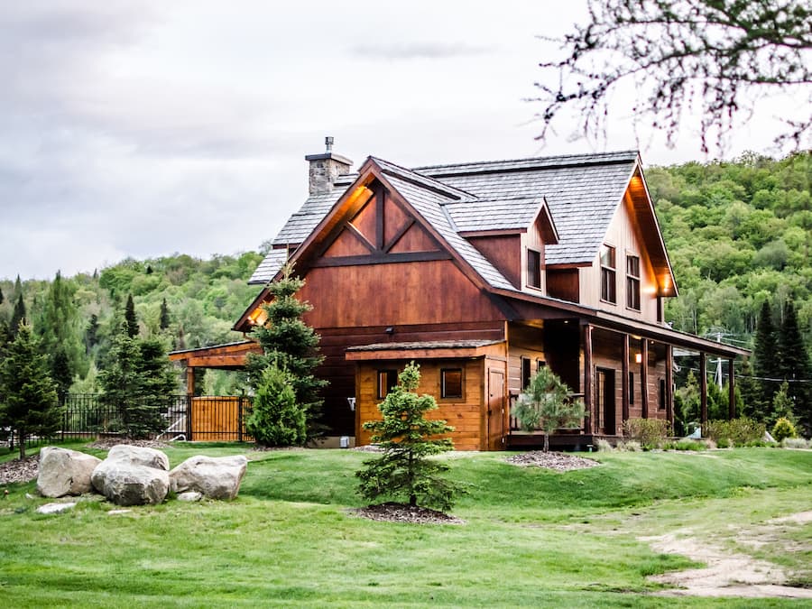 1 habitación, muebles diferentes y tabla de planchar con plancha