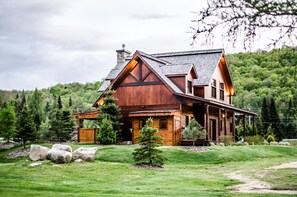 Deluxe chalet, 6 slaapkamers (L'Inuskshuk) | 1 slaapkamer, individueel gemeubileerd, een strijkplank/strijkijzer