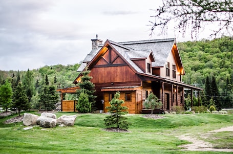 L'Inukshuk - Chalet 6 chambres | 1 bedroom, individually furnished, iron/ironing board, free WiFi. Chalets Royal Laurentien