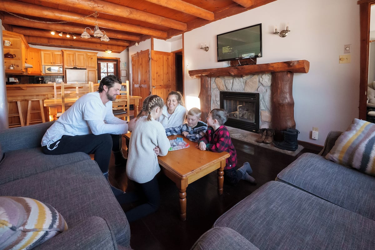La Riveraine - Chalet 2 chambres | Living area | Flat-screen TV, fireplace, DVD player, table tennis