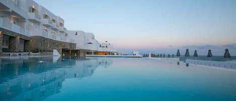 2 piscinas al aire libre, cabañas de piscina gratuitas, sombrillas