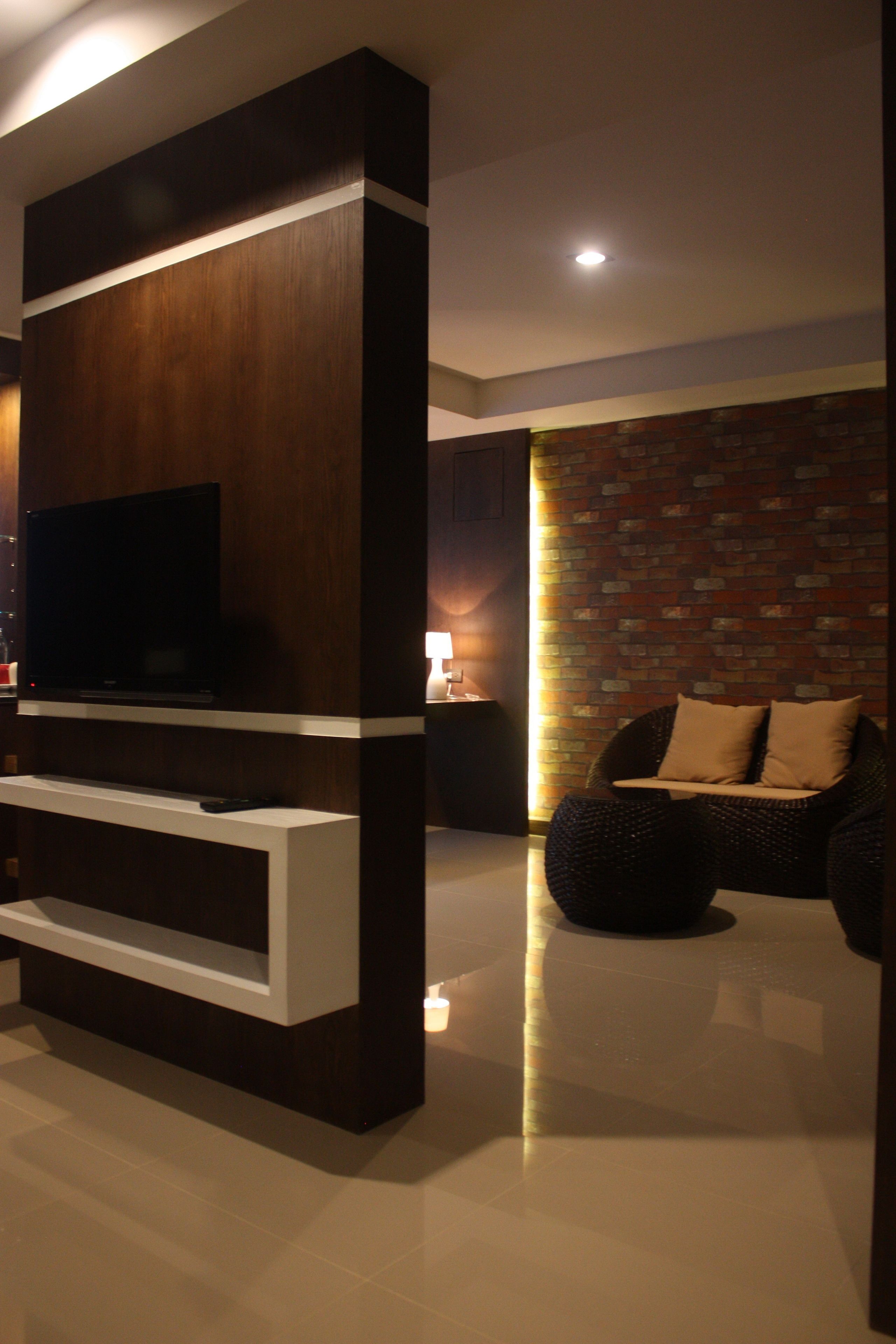 deluxe room | living area | 32-inch lcd tv with cable channels, tv