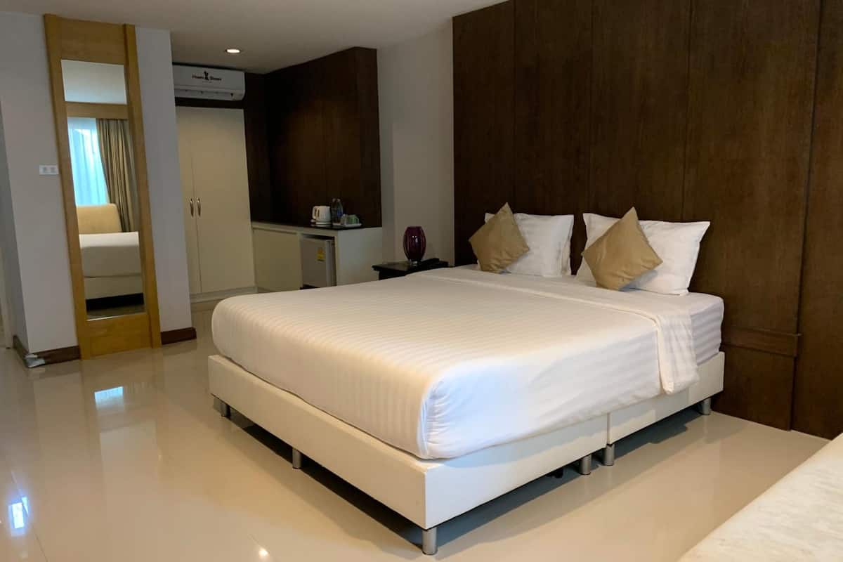 blackout curtains, free wifi, bed sheets