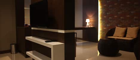 Chambre Deluxe | Rideaux d’obscurcissement, accès au Wi-Fi (inclus), literie fournie