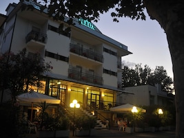 Fachada del alojamiento - Noche