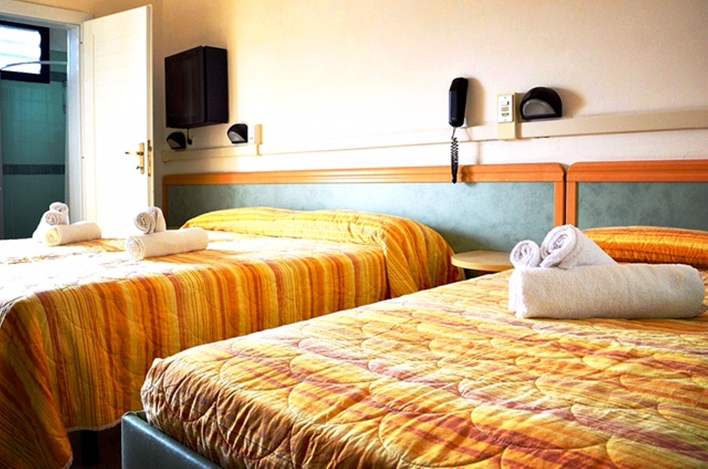 standard triple room | 1 bedroom, minibar, in-room safe, desk