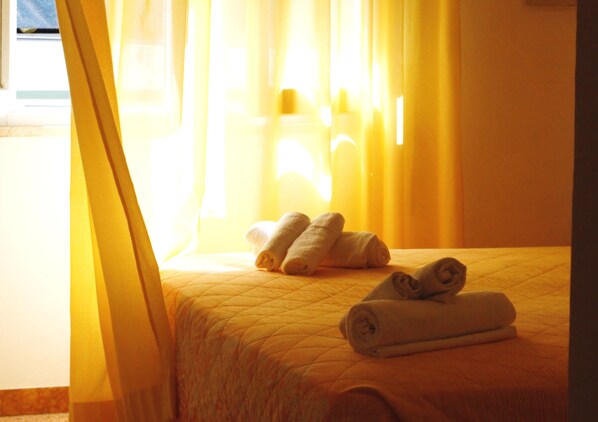 Quarto casal standard | 1 quarto, frigobar, cofres nos quartos, escrivaninha