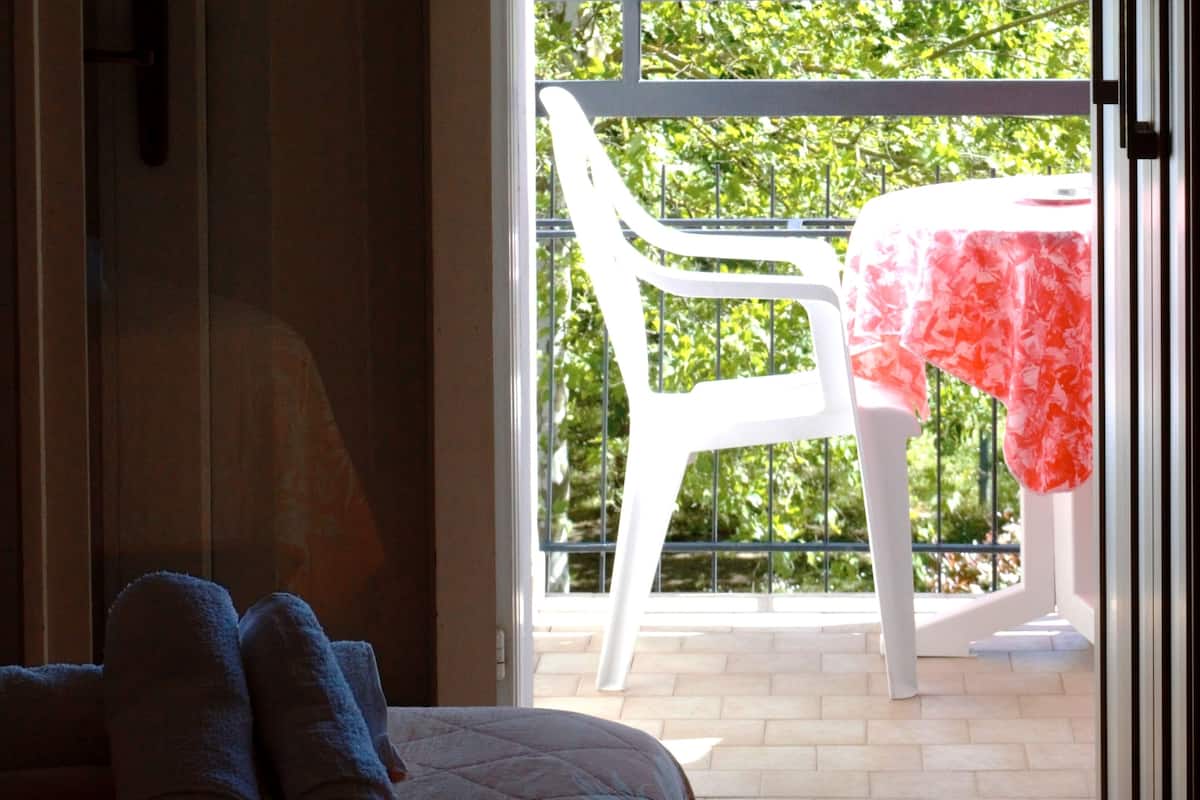 standard triple room | 1 bedroom, minibar, in-room safe, desk