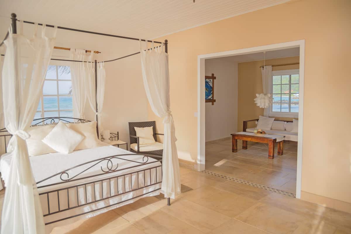 Suite, uitzicht op strand, op benedenverdieping | 1 slaapkamer, een minibar, individueel gedecoreerd