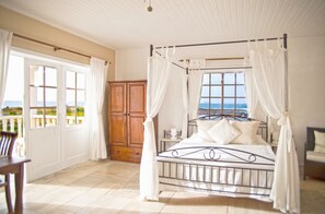 Suite, vue sur la plage, rez-de-chaussée | 1 chambre, minibar, décor unique, ameublement unique