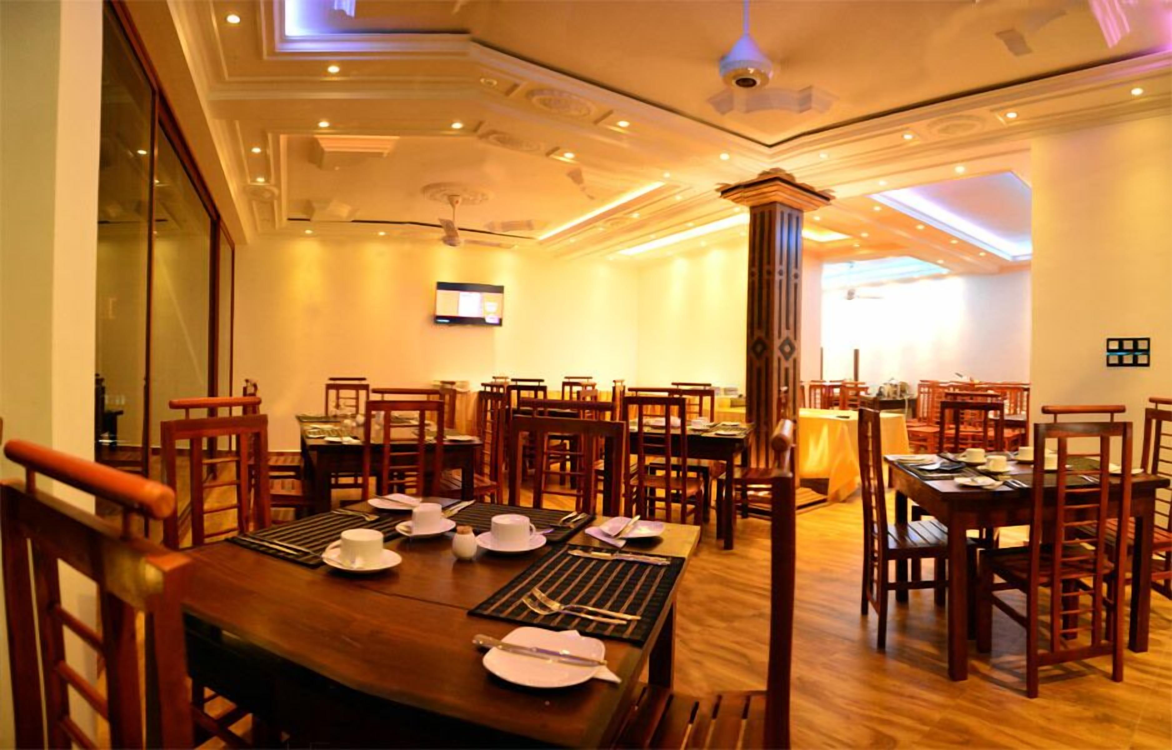 breakfast, lunch, dinner served; international cuisine