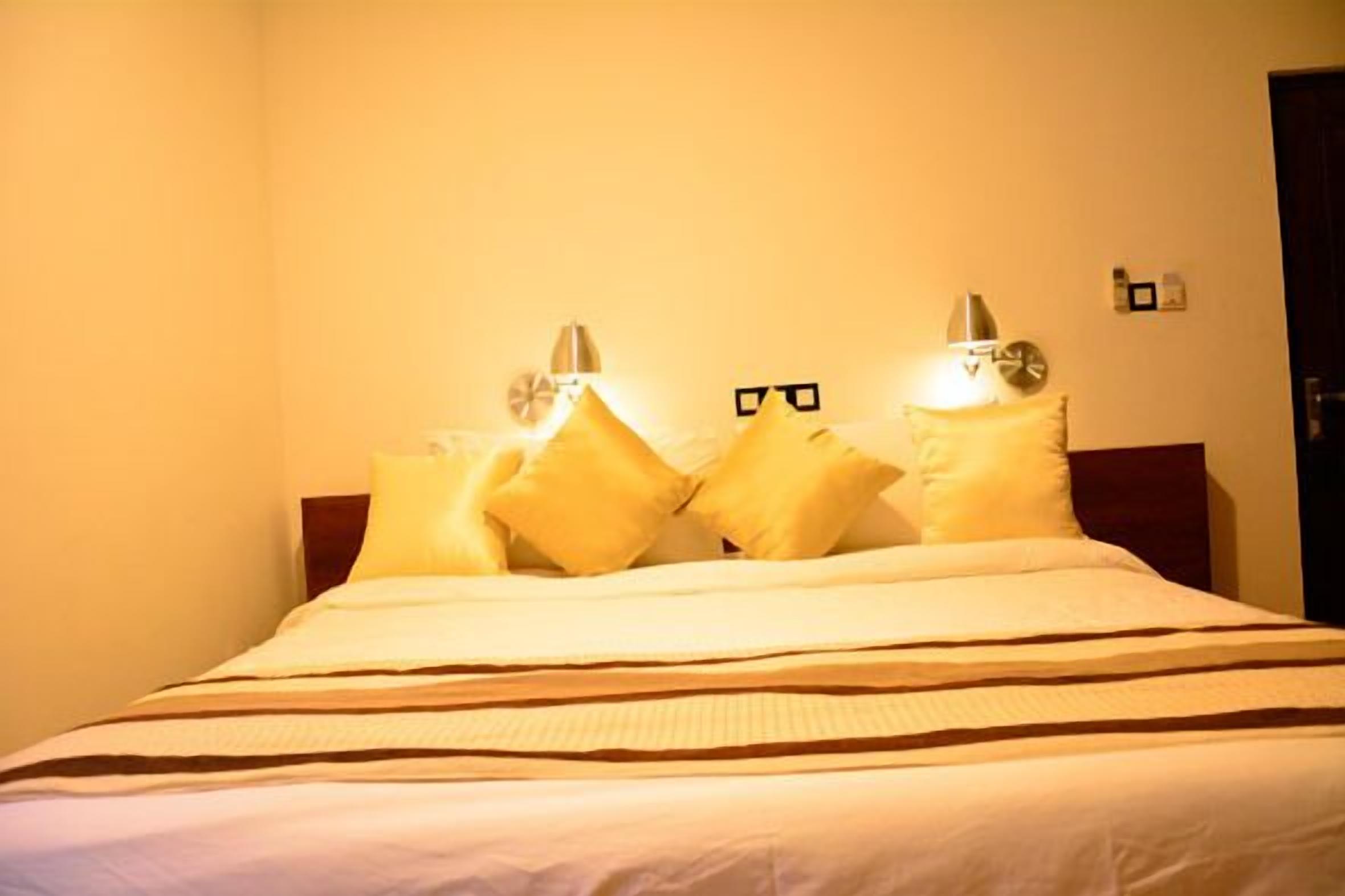 deluxe room, 1 king bed | free minibar items, in-room safe, desk, iron/ironing board