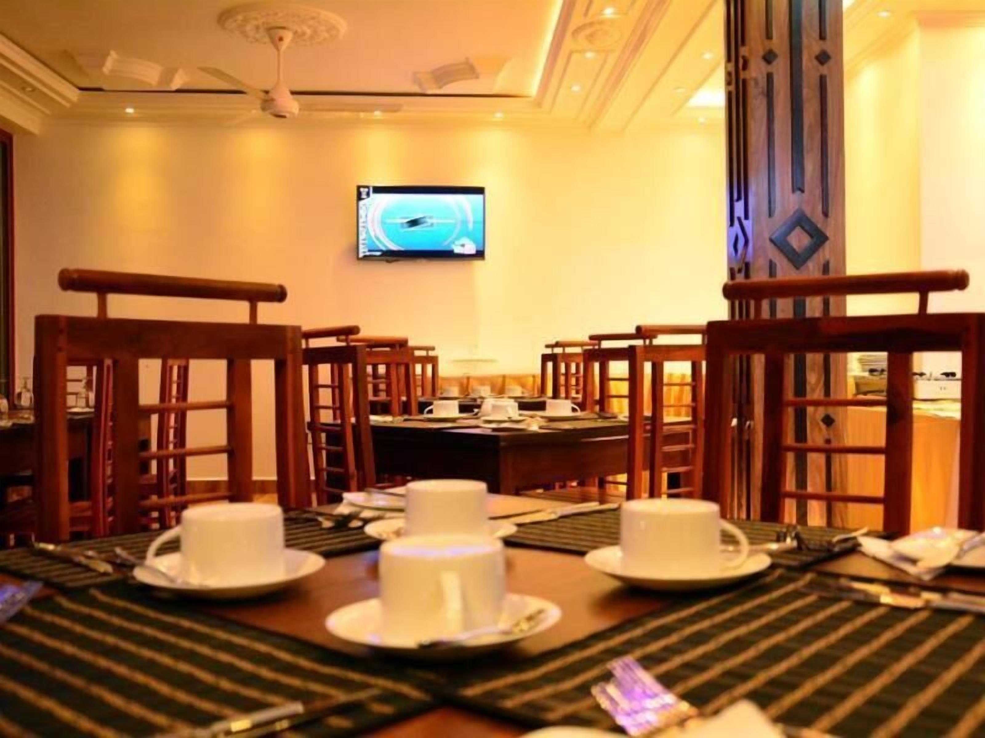 breakfast, lunch, dinner served; international cuisine