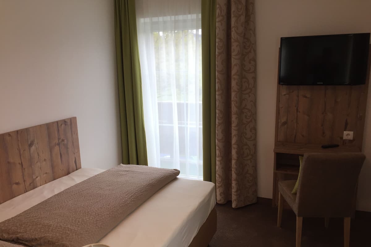 Single Room | Desk, blackout drapes, soundproofing, free WiFi