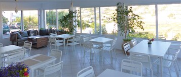 Café da manhã com buffet grátis todos os dias