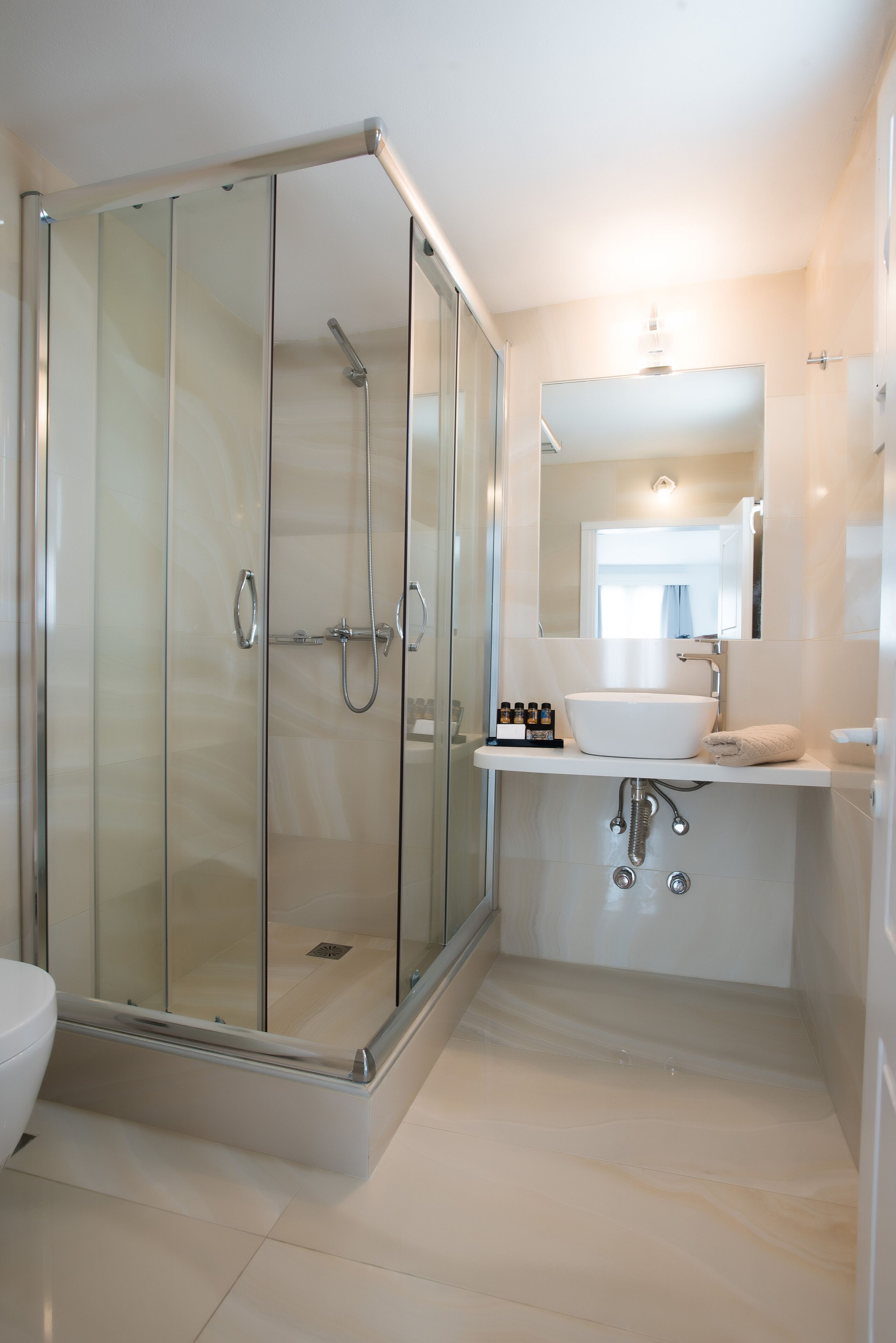 rainfall showerhead, free toiletries, hair dryer, towels