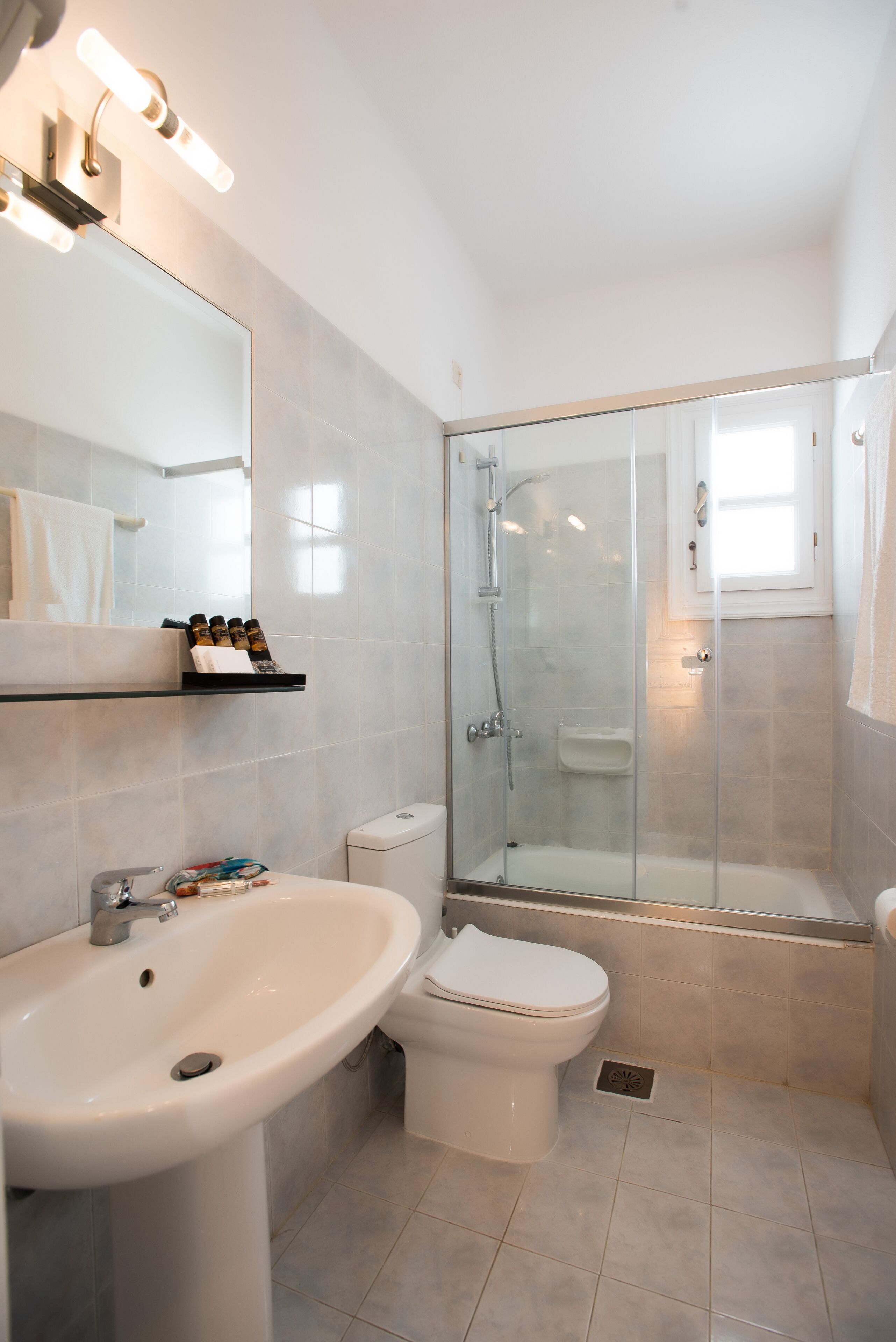 standard room | bathroom | rainfall showerhead, free toiletries, hair dryer, towels