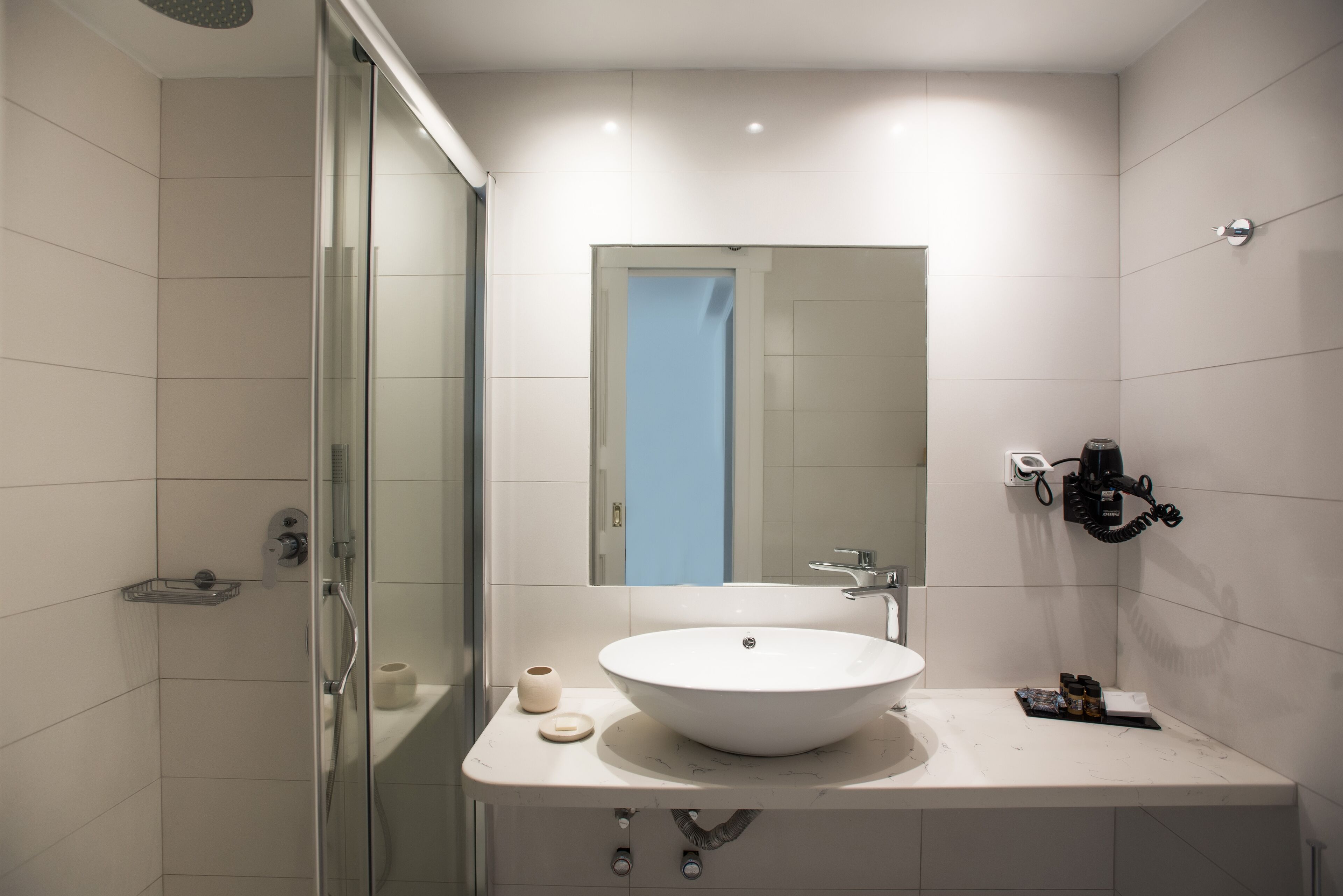 family room, garden view (deluxe) | bathroom | rainfall showerhead, free toiletries, hair dryer, towels