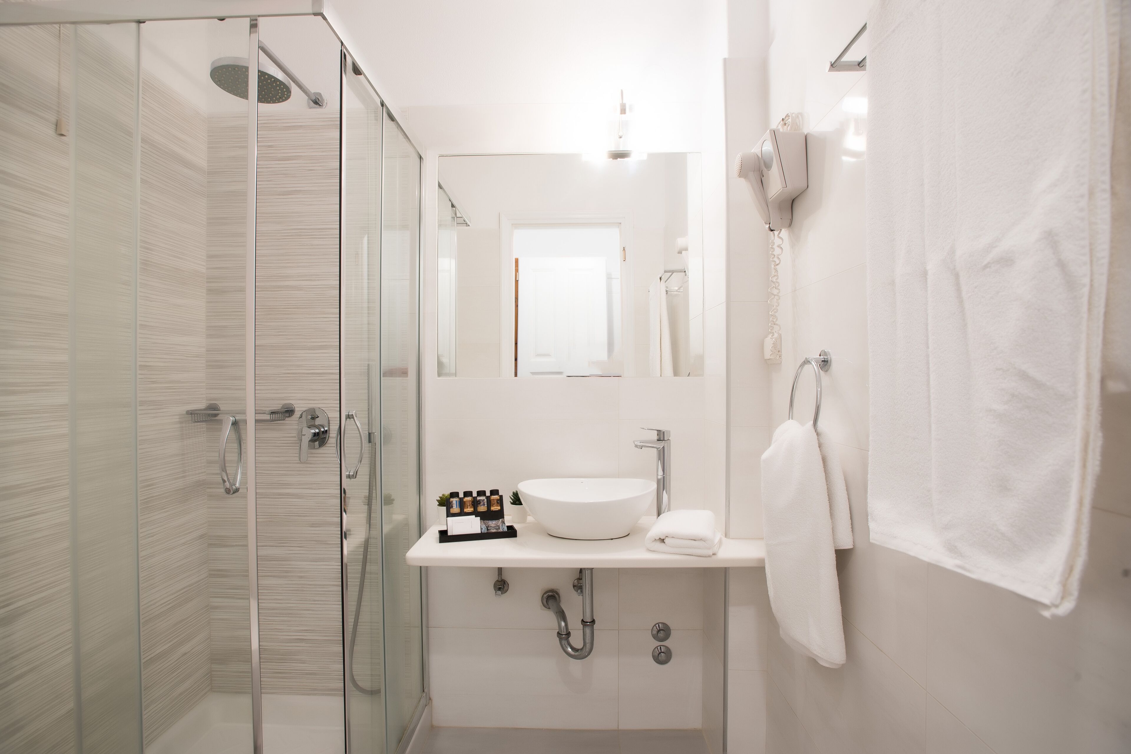 standard room | bathroom | rainfall showerhead, free toiletries, hair dryer, towels